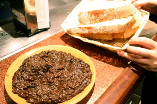 Ronda de tapeo en un bar de León
